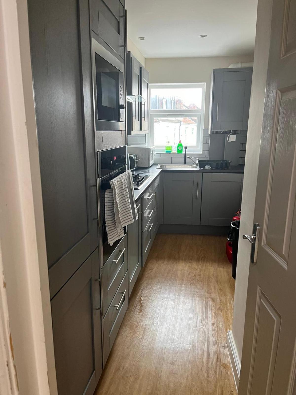 Short Term Lets From £15 Per Person Per Night Lägenhet Bristol Exteriör bild